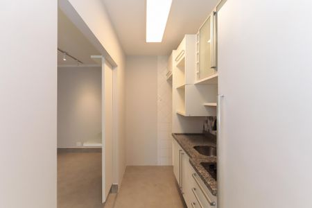 Apartamento à venda com 54m², 2 quartos e 1 vaga Apartamento à venda com 54m², 2 quartos e 1 vagaCozinha com móveis brancos e iluminação adequada.