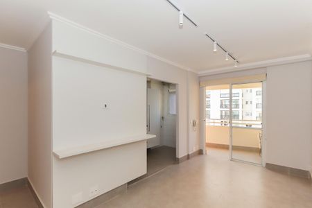 Apartamento à venda com 54m², 2 quartos e 1 vaga Apartamento à venda com 54m², 2 quartos e 1 vagaSala com iluminação natural e móveis brancos, com vista para a varanda.