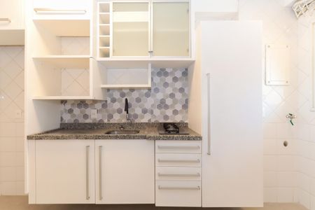 Apartamento à venda com 54m², 2 quartos e 1 vaga Apartamento à venda com 54m², 2 quartos e 1 vagaCozinha com móveis brancos e azulejos em tons de cinza e branco.