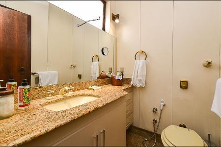Apartamento à venda com 238m², 4 quartos e 2 vagas Apartamento à venda com 238m², 4 quartos e 2 vagasBanheiro Suíte