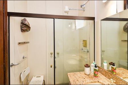 Apartamento à venda com 238m², 4 quartos e 2 vagas Apartamento à venda com 238m², 4 quartos e 2 vagasBanheiro Suíte