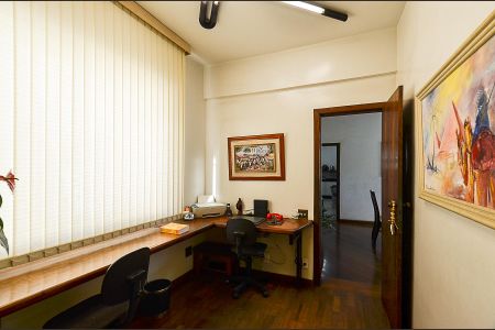 Apartamento à venda com 238m², 4 quartos e 2 vagas Apartamento à venda com 238m², 4 quartos e 2 vagasEscritório