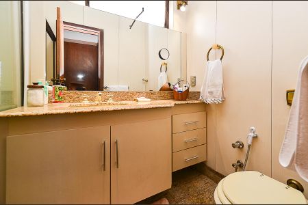 Apartamento à venda com 238m², 4 quartos e 2 vagas Apartamento à venda com 238m², 4 quartos e 2 vagasBanheiro Suíte
