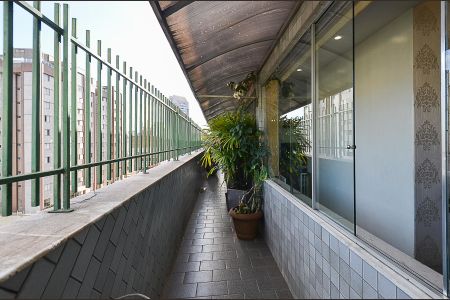 Apartamento à venda com 238m², 4 quartos e 2 vagas Apartamento à venda com 238m², 4 quartos e 2 vagasVaranda