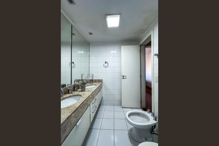 Apartamento para alugar com 210m², 4 quartos e 3 vagasBanheiro da Suíte 1