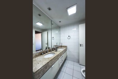 Apartamento para alugar com 210m², 4 quartos e 3 vagasBanheiro da Suíte 1