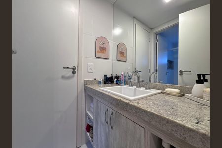 Apartamento à venda com 118m², 4 quartos e 2 vagasBanheiro Canadense