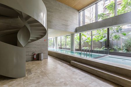 Apartamento à venda com 204m², 3 quartos e 3 vagas Apartamento à venda com 204m², 3 quartos e 3 vagasÁrea comum - Piscina
