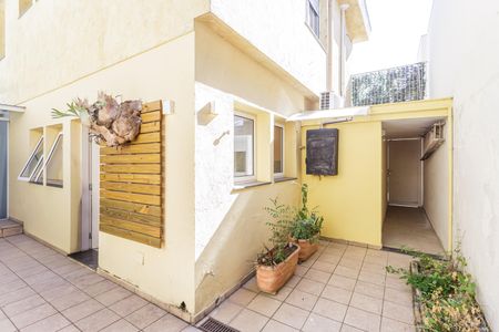 Casa de condomínio para alugar com 250m², 3 quartos e 2 vagasQuintal