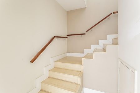 Casa de condomínio para alugar com 250m², 3 quartos e 2 vagasEscada