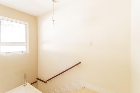 Casa de condomínio para alugar com 250m², 3 quartos e 2 vagasEscada