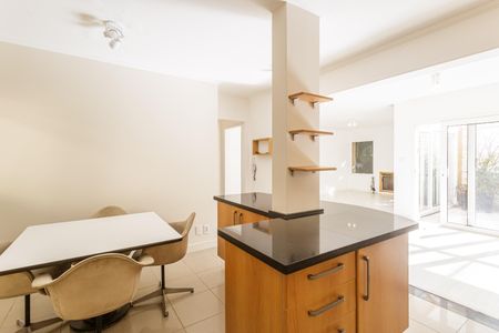 Casa de condomínio para alugar com 250m², 3 quartos e 2 vagasCozinha