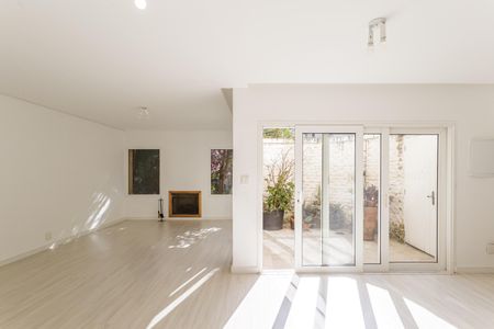 Casa de condomínio para alugar com 250m², 3 quartos e 2 vagasSala