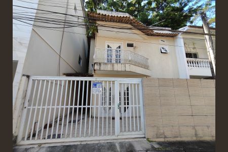 Casa de condomínio para alugar com 150m², 4 quartos e 2 vagasFachada