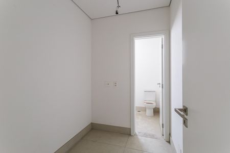 Apartamento à venda com 231m², 3 quartos e 4 vagas Apartamento à venda com 231m², 3 quartos e 4 vagasQuarto de Serviço