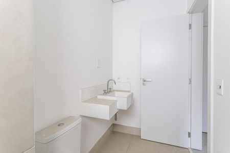 Apartamento à venda com 231m², 3 quartos e 4 vagas Apartamento à venda com 231m², 3 quartos e 4 vagasBanheiro da Suíte 2