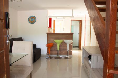 sala de casa de condomínio para alugar com 2 quartos, 85m² em Ogiva, Cabo Frio