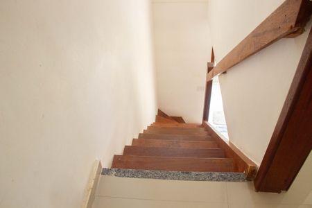 Casa de condomínio para alugar com 85m², 2 quartos e 2 vagasEscada