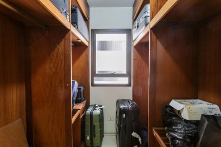Apartamento à venda com 216m², 4 quartos e 3 vagas Apartamento à venda com 216m², 4 quartos e 3 vagasCloset da suíte 2