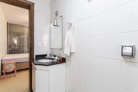 Apartamento à venda com 216m², 4 quartos e 3 vagas Apartamento à venda com 216m², 4 quartos e 3 vagasBanheiro da Suíte 1