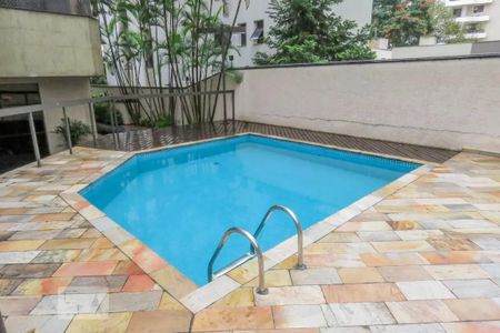 Apartamento à venda com 216m², 4 quartos e 3 vagas Apartamento à venda com 216m², 4 quartos e 3 vagasÁrea comum - Piscina