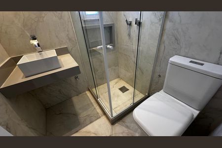 Casa de condomínio à venda com 273m², 4 quartos e 3 vagas Casa de condomínio à venda com 273m², 4 quartos e 3 vagasBanheiro da Suíte 2