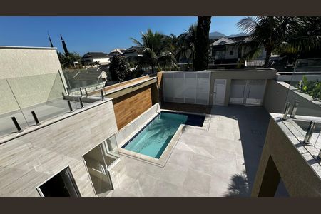 Casa de condomínio à venda com 273m², 4 quartos e 3 vagas Casa de condomínio à venda com 273m², 4 quartos e 3 vagasVaranda superior