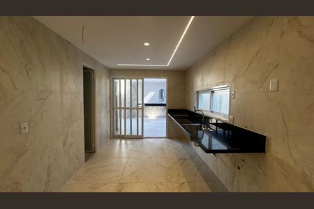 Casa de condomínio à venda com 273m², 4 quartos e 3 vagas Casa de condomínio à venda com 273m², 4 quartos e 3 vagasCozinha