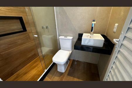 Casa de condomínio à venda com 273m², 4 quartos e 3 vagas Casa de condomínio à venda com 273m², 4 quartos e 3 vagasBanheiro de serviço
