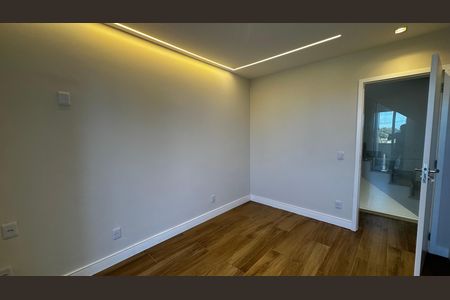 Casa de condomínio à venda com 273m², 4 quartos e 3 vagas Casa de condomínio à venda com 273m², 4 quartos e 3 vagasSuíte 2