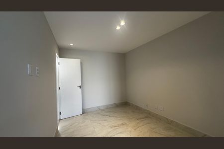 Casa de condomínio à venda com 273m², 4 quartos e 3 vagas Casa de condomínio à venda com 273m², 4 quartos e 3 vagasSuíte 1
