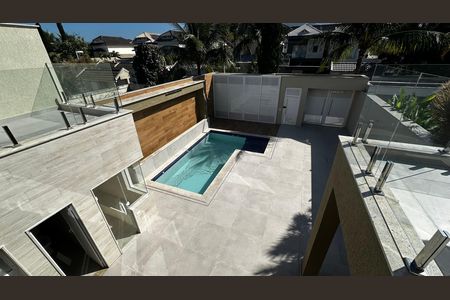 Casa de condomínio à venda com 273m², 4 quartos e 3 vagas Casa de condomínio à venda com 273m², 4 quartos e 3 vagasVaranda superior