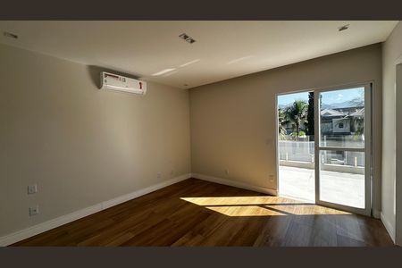 Casa de condomínio à venda com 273m², 4 quartos e 3 vagas Casa de condomínio à venda com 273m², 4 quartos e 3 vagasSuíte 4