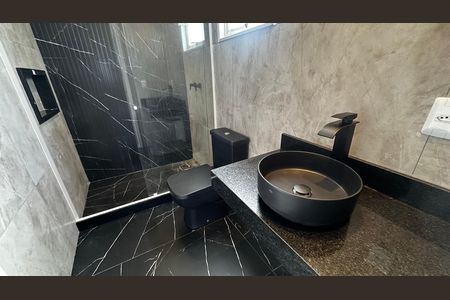 Casa de condomínio à venda com 273m², 4 quartos e 3 vagas Casa de condomínio à venda com 273m², 4 quartos e 3 vagasBanheiro superior