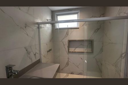 Casa de condomínio à venda com 273m², 4 quartos e 3 vagas Casa de condomínio à venda com 273m², 4 quartos e 3 vagasBanheiro da Suíte 4