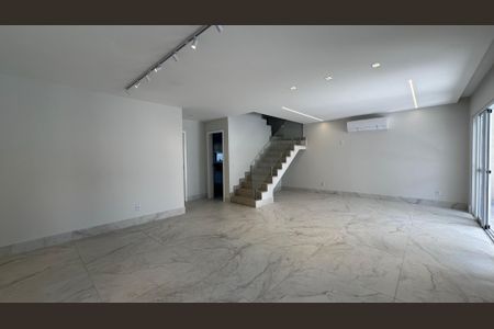 Sala de casa de condomínio à venda com 4 quartos, 273m² em Recreio dos Bandeirantes, Rio de Janeiro