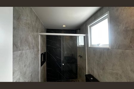 Casa de condomínio à venda com 273m², 4 quartos e 3 vagas Casa de condomínio à venda com 273m², 4 quartos e 3 vagasBanheiro superior