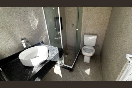 Casa de condomínio à venda com 273m², 4 quartos e 3 vagas Casa de condomínio à venda com 273m², 4 quartos e 3 vagasBanheiro externo