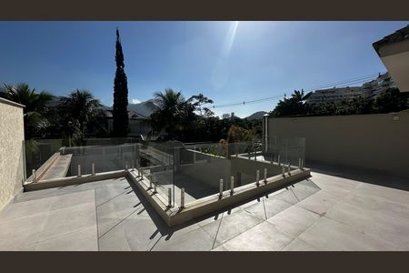 Casa de condomínio à venda com 273m², 4 quartos e 3 vagas Casa de condomínio à venda com 273m², 4 quartos e 3 vagasVaranda superior
