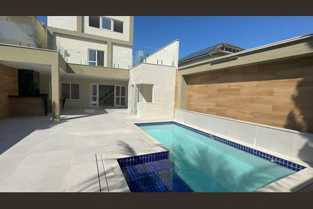 Casa de condomínio à venda com 273m², 4 quartos e 3 vagas Casa de condomínio à venda com 273m², 4 quartos e 3 vagasÁrea externa