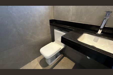 Casa de condomínio à venda com 273m², 4 quartos e 3 vagas Casa de condomínio à venda com 273m², 4 quartos e 3 vagasBanheiro da Suíte 1