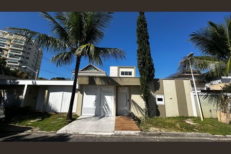Casa de condomínio à venda com 273m², 4 quartos e 3 vagas Casa de condomínio à venda com 273m², 4 quartos e 3 vagasFachada