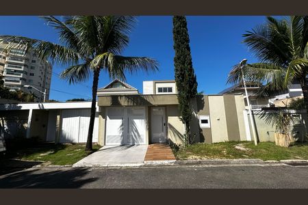 Casa de condomínio à venda com 273m², 4 quartos e 3 vagas Casa de condomínio à venda com 273m², 4 quartos e 3 vagasFachada