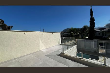 Casa de condomínio à venda com 273m², 4 quartos e 3 vagas Casa de condomínio à venda com 273m², 4 quartos e 3 vagasVaranda superior