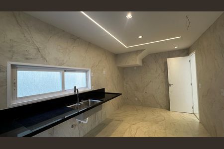 Casa de condomínio à venda com 273m², 4 quartos e 3 vagas Casa de condomínio à venda com 273m², 4 quartos e 3 vagasCozinha