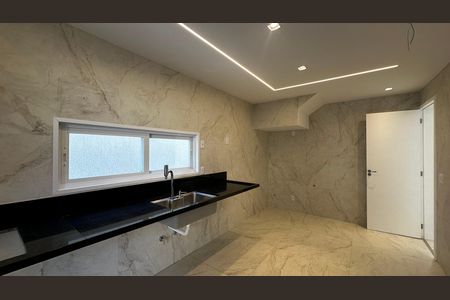 Casa de condomínio à venda com 273m², 4 quartos e 3 vagas Casa de condomínio à venda com 273m², 4 quartos e 3 vagasCozinha