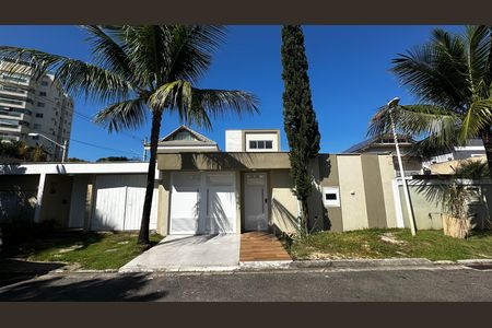 Casa de condomínio à venda com 273m², 4 quartos e 3 vagas Casa de condomínio à venda com 273m², 4 quartos e 3 vagasFachada