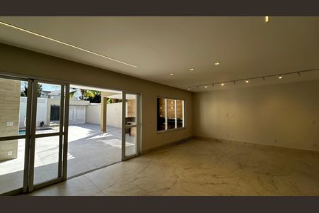 Casa de condomínio à venda com 273m², 4 quartos e 3 vagas Casa de condomínio à venda com 273m², 4 quartos e 3 vagasSala