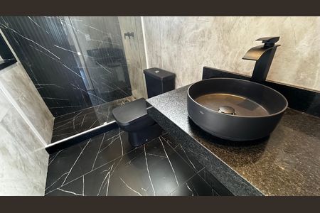Casa de condomínio à venda com 273m², 4 quartos e 3 vagas Casa de condomínio à venda com 273m², 4 quartos e 3 vagasBanheiro superior