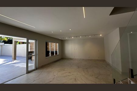 Sala de casa de condomínio à venda com 4 quartos, 273m² em Recreio dos Bandeirantes, Rio de Janeiro